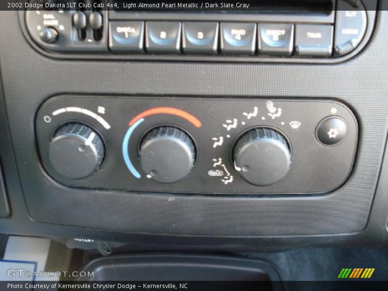 Light Almond Pearl Metallic / Dark Slate Gray 2002 Dodge Dakota SLT Club Cab 4x4