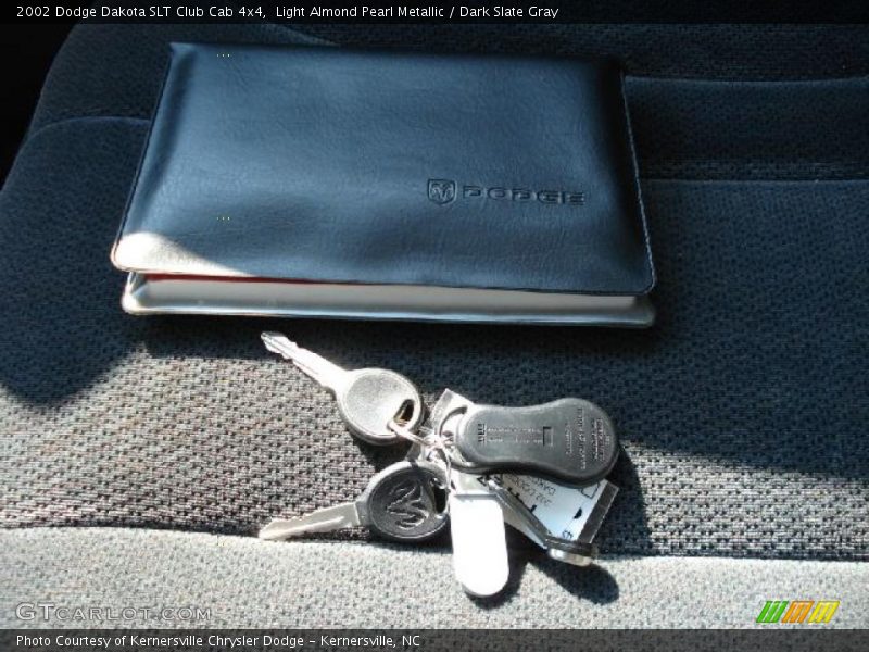Light Almond Pearl Metallic / Dark Slate Gray 2002 Dodge Dakota SLT Club Cab 4x4