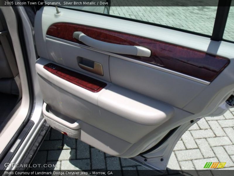Silver Birch Metallic / Dove 2005 Lincoln Town Car Signature