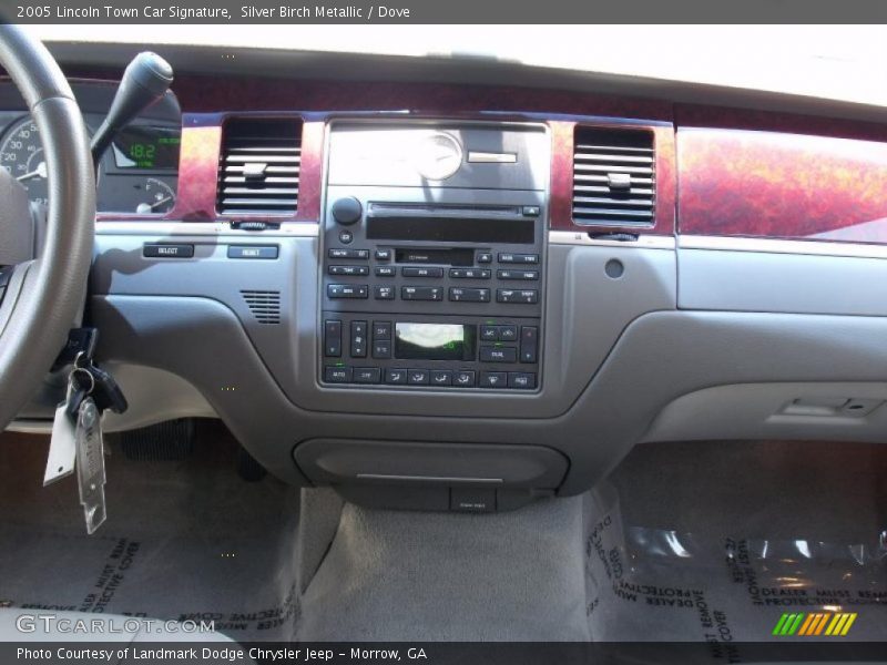 Silver Birch Metallic / Dove 2005 Lincoln Town Car Signature