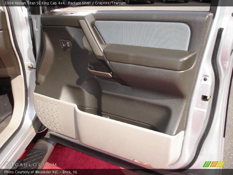 Radiant Silver / Graphite/Titanium 2004 Nissan Titan SE King Cab 4x4
