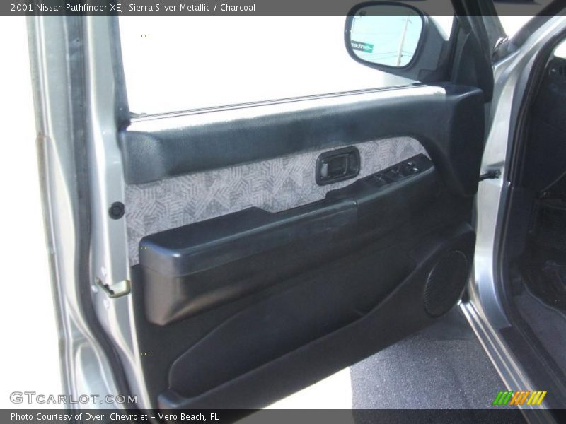 Sierra Silver Metallic / Charcoal 2001 Nissan Pathfinder XE