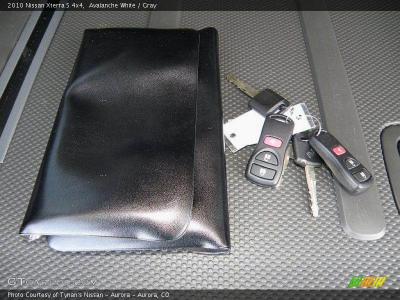 Avalanche White / Gray 2010 Nissan Xterra S 4x4