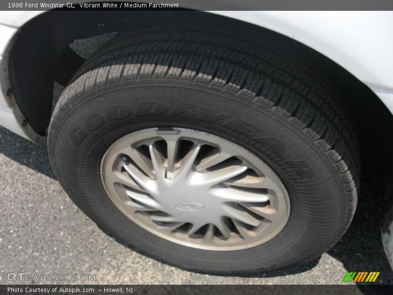 Vibrant White / Medium Parchment 1998 Ford Windstar GL