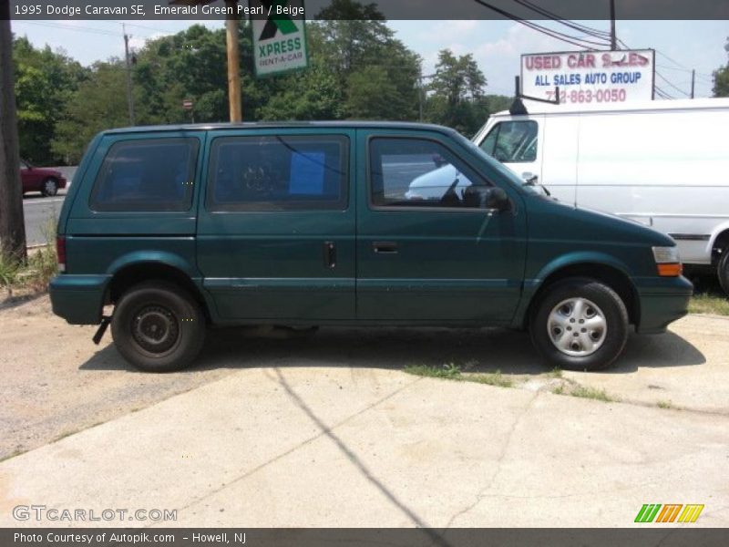 Emerald Green Pearl / Beige 1995 Dodge Caravan SE