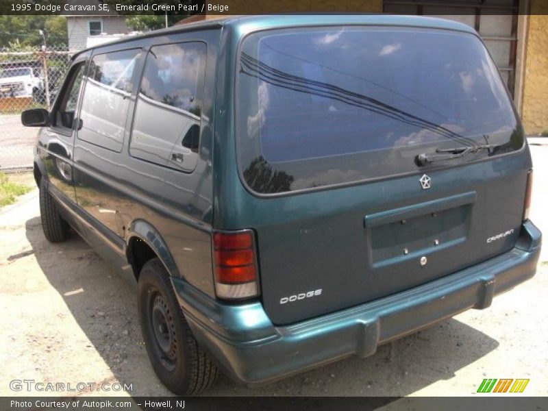 Emerald Green Pearl / Beige 1995 Dodge Caravan SE