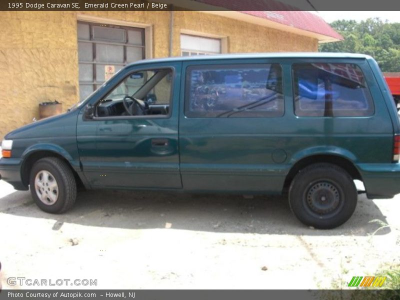 Emerald Green Pearl / Beige 1995 Dodge Caravan SE