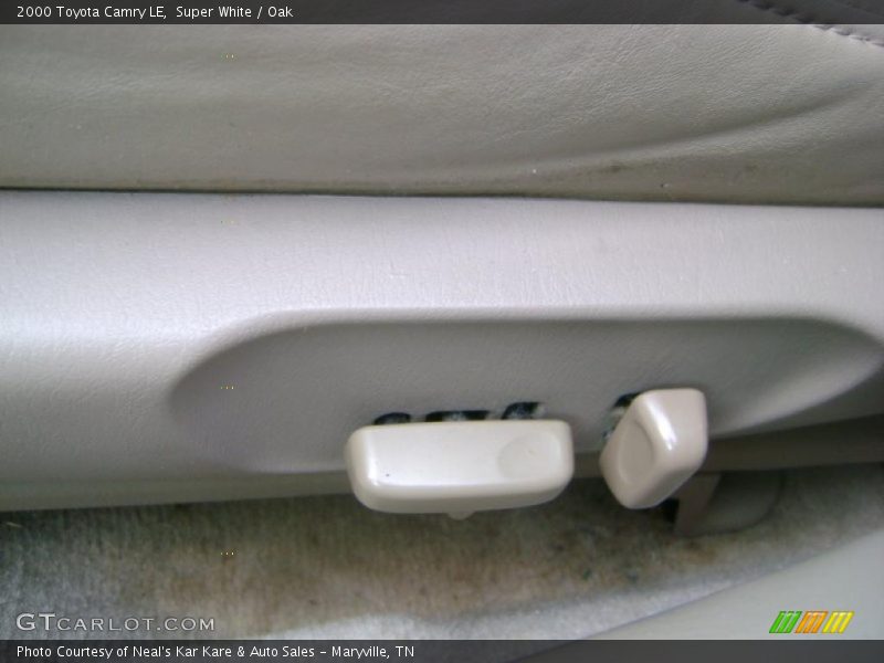 Super White / Oak 2000 Toyota Camry LE
