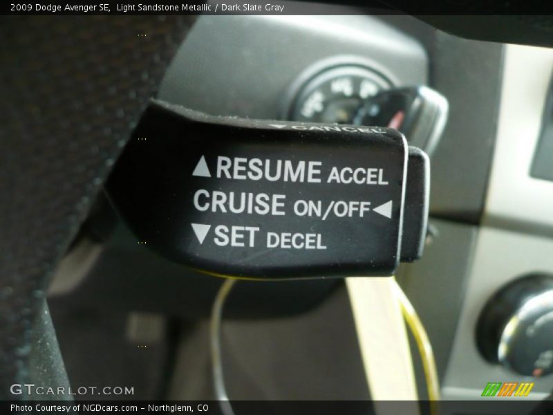 Light Sandstone Metallic / Dark Slate Gray 2009 Dodge Avenger SE
