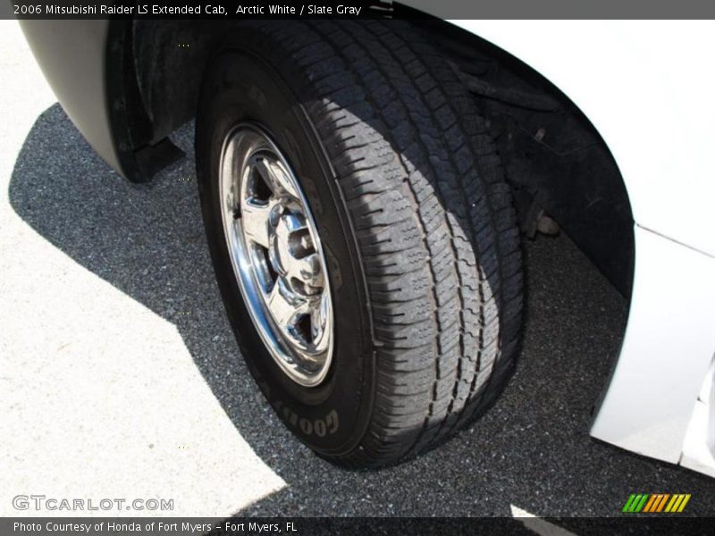 Arctic White / Slate Gray 2006 Mitsubishi Raider LS Extended Cab
