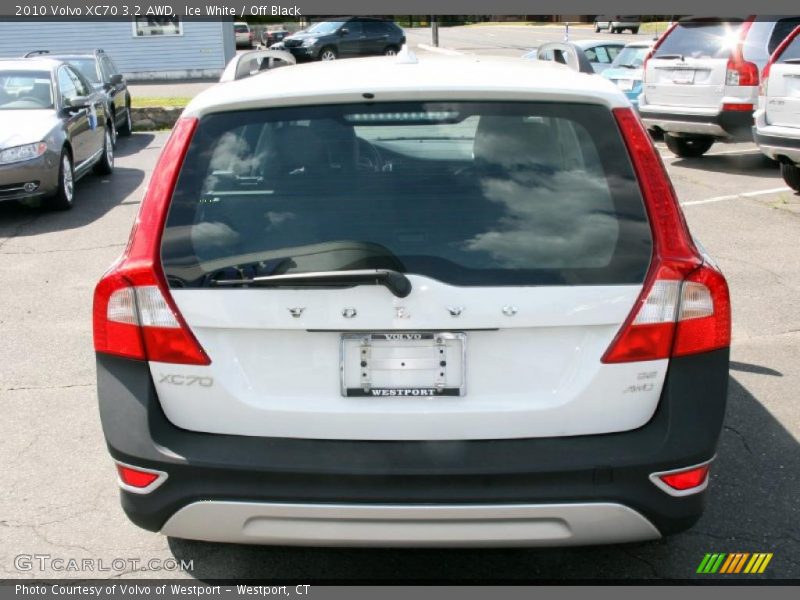 Ice White / Off Black 2010 Volvo XC70 3.2 AWD