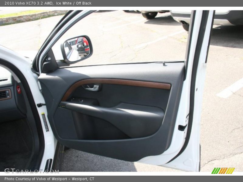 Ice White / Off Black 2010 Volvo XC70 3.2 AWD