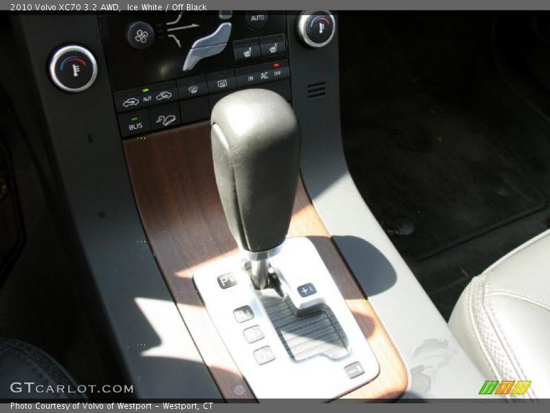 Ice White / Off Black 2010 Volvo XC70 3.2 AWD