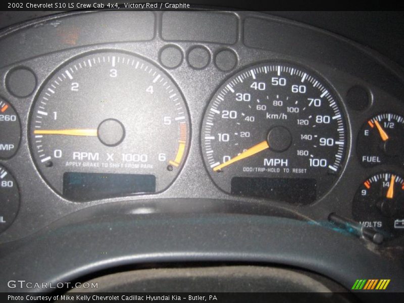 Victory Red / Graphite 2002 Chevrolet S10 LS Crew Cab 4x4
