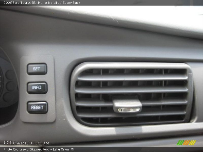 Merlot Metallic / Ebony Black 2006 Ford Taurus SE