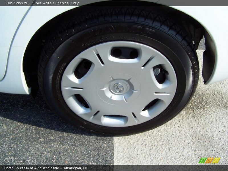 Super White / Charcoal Gray 2009 Scion xD