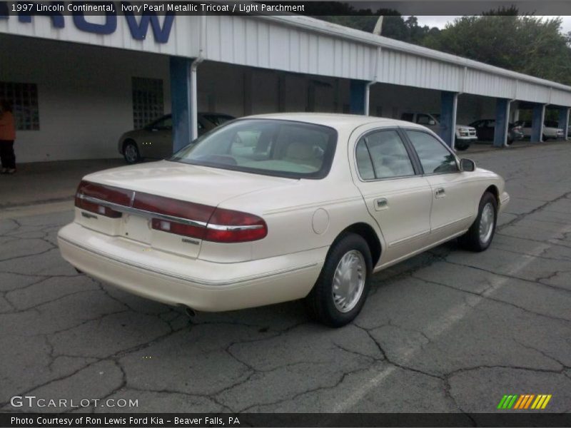 Ivory Pearl Metallic Tricoat / Light Parchment 1997 Lincoln Continental