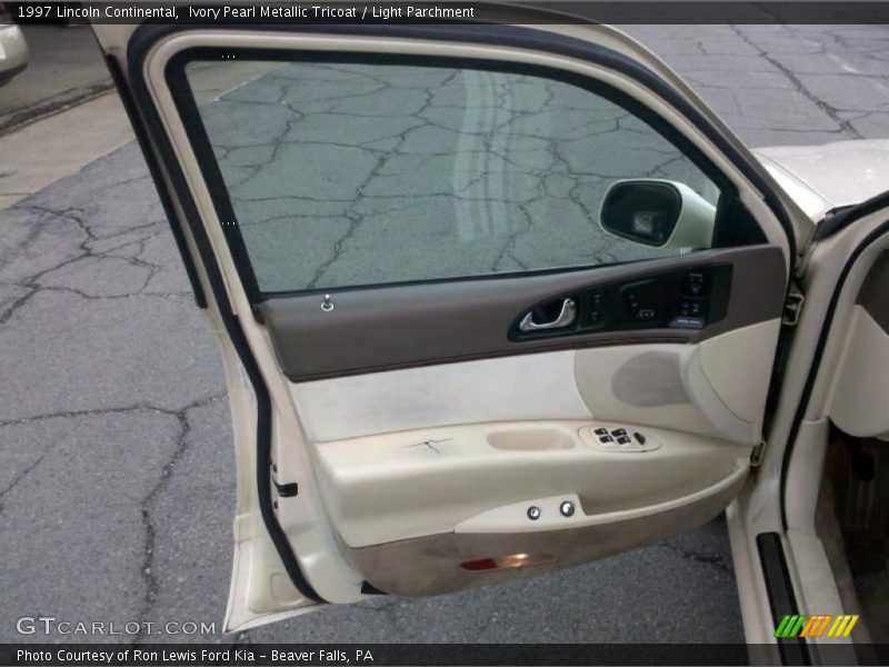 Ivory Pearl Metallic Tricoat / Light Parchment 1997 Lincoln Continental