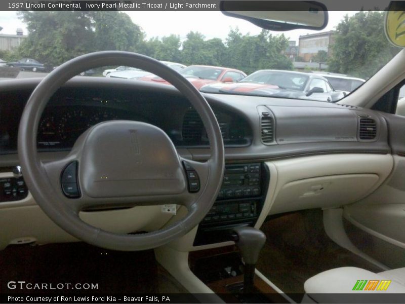 Ivory Pearl Metallic Tricoat / Light Parchment 1997 Lincoln Continental