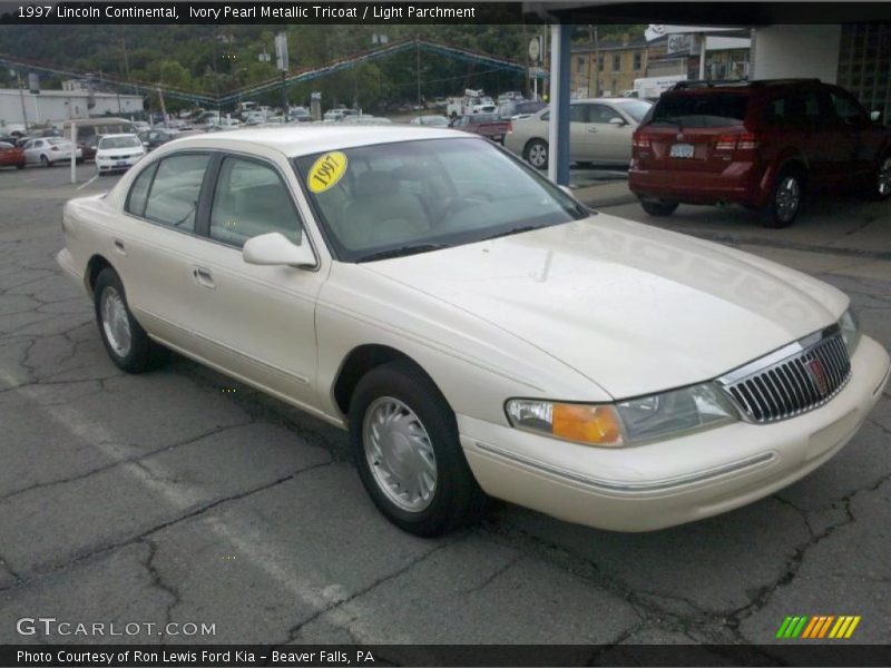 Ivory Pearl Metallic Tricoat / Light Parchment 1997 Lincoln Continental