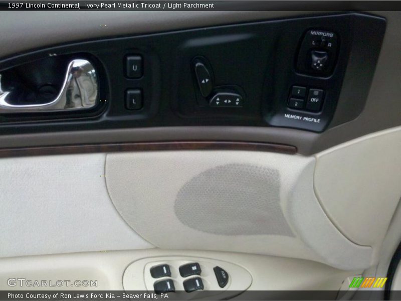 Ivory Pearl Metallic Tricoat / Light Parchment 1997 Lincoln Continental