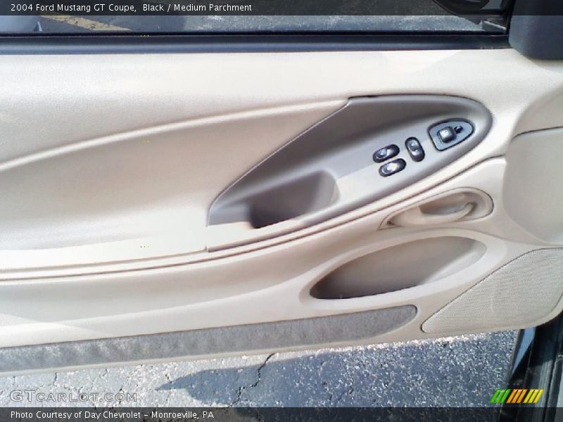Black / Medium Parchment 2004 Ford Mustang GT Coupe