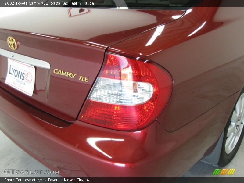 Salsa Red Pearl / Taupe 2002 Toyota Camry XLE