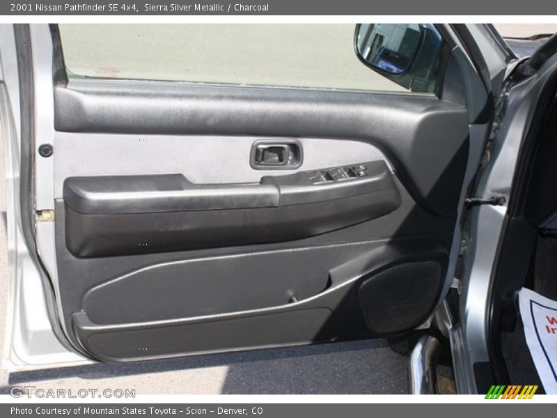 Sierra Silver Metallic / Charcoal 2001 Nissan Pathfinder SE 4x4