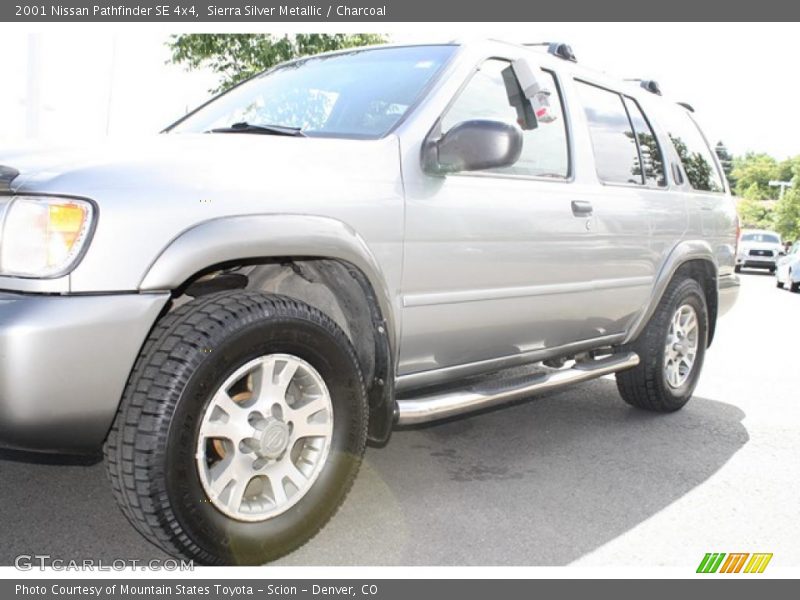 Sierra Silver Metallic / Charcoal 2001 Nissan Pathfinder SE 4x4