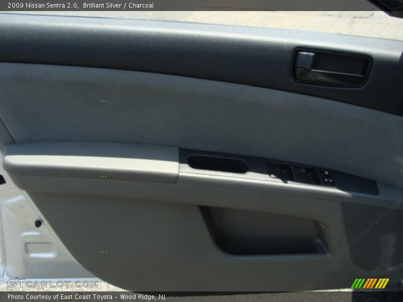 Brilliant Silver / Charcoal 2009 Nissan Sentra 2.0