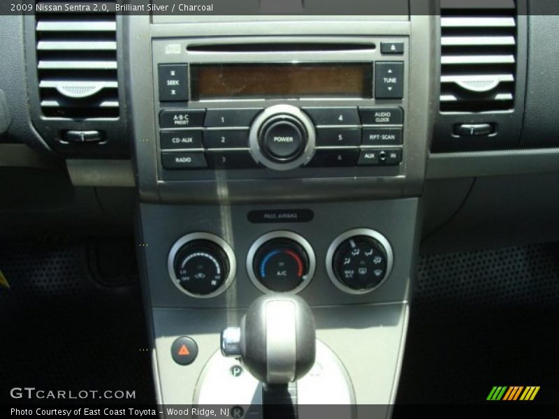 Brilliant Silver / Charcoal 2009 Nissan Sentra 2.0