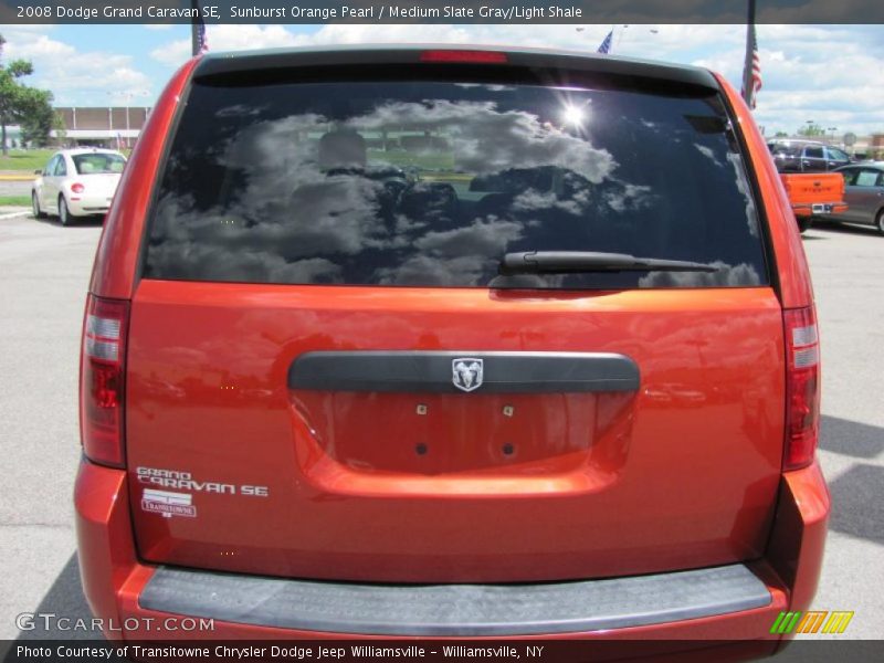 Sunburst Orange Pearl / Medium Slate Gray/Light Shale 2008 Dodge Grand Caravan SE