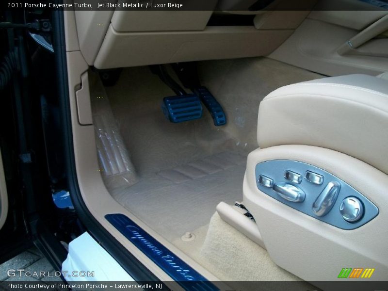 Jet Black Metallic / Luxor Beige 2011 Porsche Cayenne Turbo