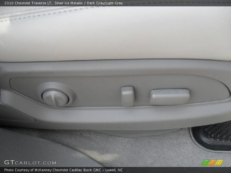Silver Ice Metallic / Dark Gray/Light Gray 2010 Chevrolet Traverse LT
