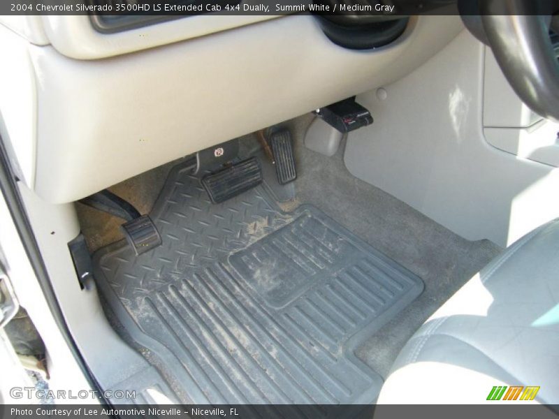 Summit White / Medium Gray 2004 Chevrolet Silverado 3500HD LS Extended Cab 4x4 Dually