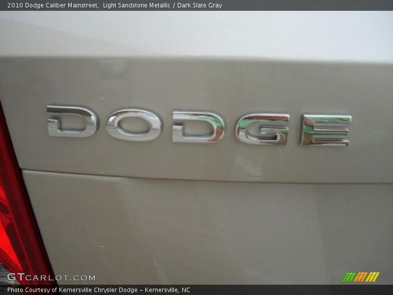 Light Sandstone Metallic / Dark Slate Gray 2010 Dodge Caliber Mainstreet