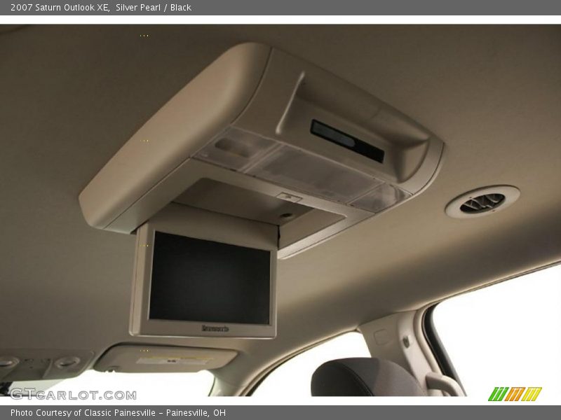 Silver Pearl / Black 2007 Saturn Outlook XE