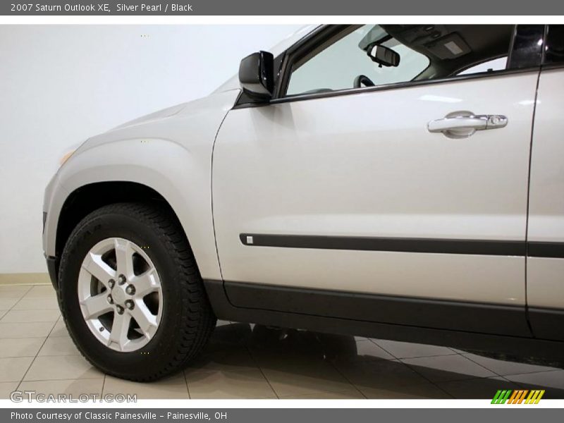 Silver Pearl / Black 2007 Saturn Outlook XE