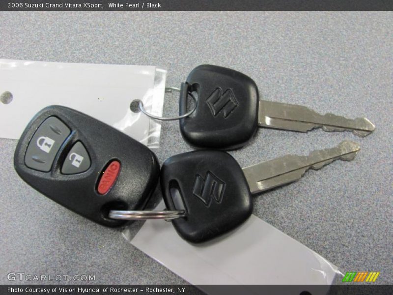 White Pearl / Black 2006 Suzuki Grand Vitara XSport