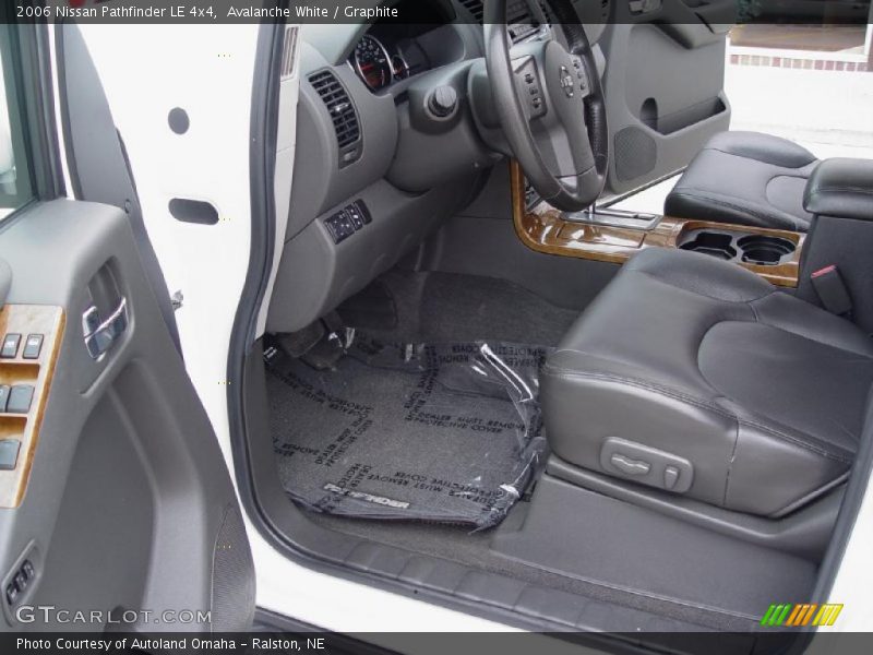 Avalanche White / Graphite 2006 Nissan Pathfinder LE 4x4