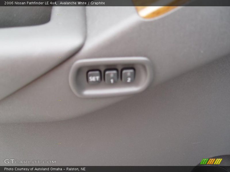 Avalanche White / Graphite 2006 Nissan Pathfinder LE 4x4