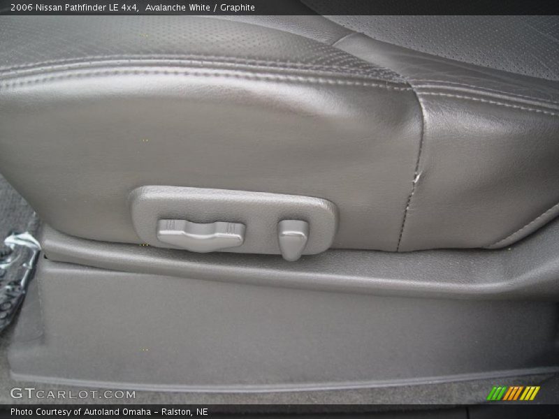 Avalanche White / Graphite 2006 Nissan Pathfinder LE 4x4