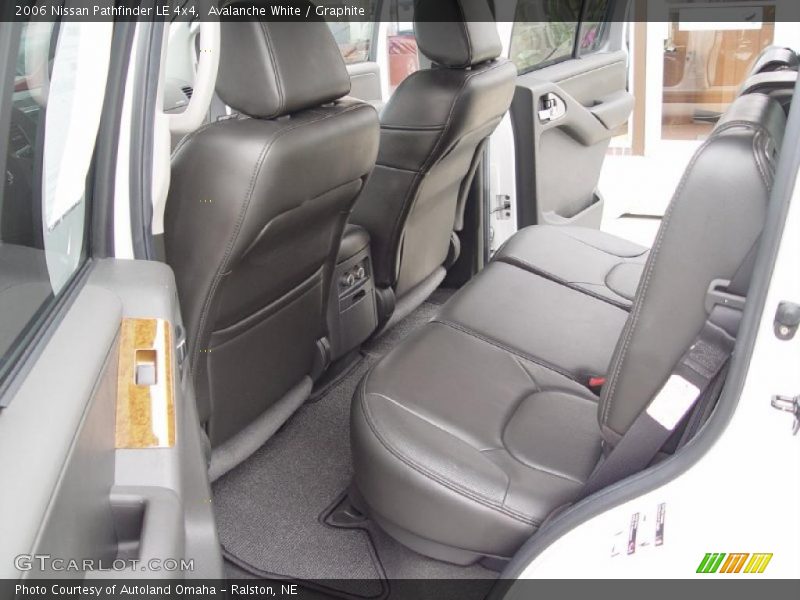 Avalanche White / Graphite 2006 Nissan Pathfinder LE 4x4