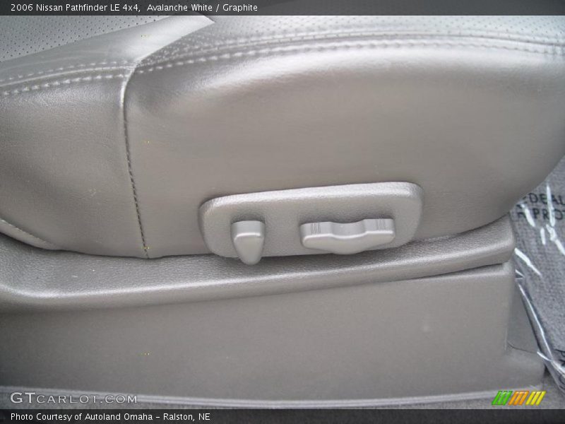 Avalanche White / Graphite 2006 Nissan Pathfinder LE 4x4