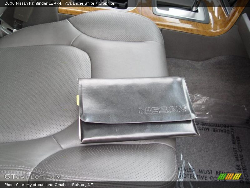 Avalanche White / Graphite 2006 Nissan Pathfinder LE 4x4