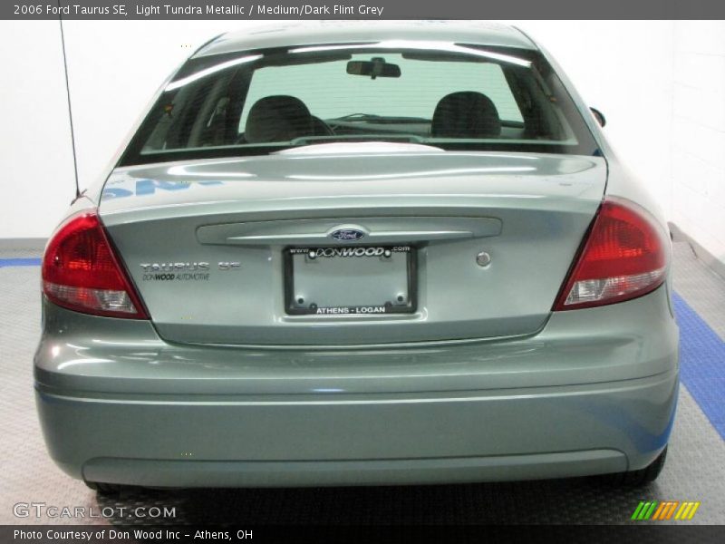 Light Tundra Metallic / Medium/Dark Flint Grey 2006 Ford Taurus SE