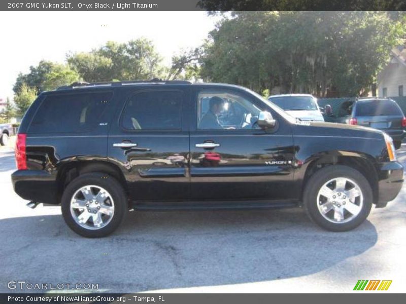 Onyx Black / Light Titanium 2007 GMC Yukon SLT