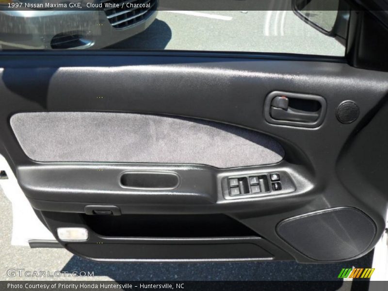 Cloud White / Charcoal 1997 Nissan Maxima GXE