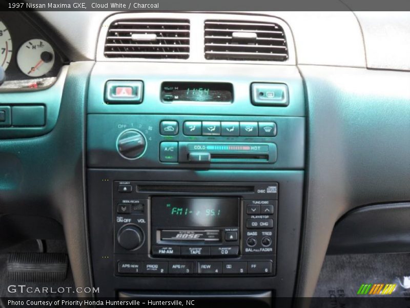 Cloud White / Charcoal 1997 Nissan Maxima GXE