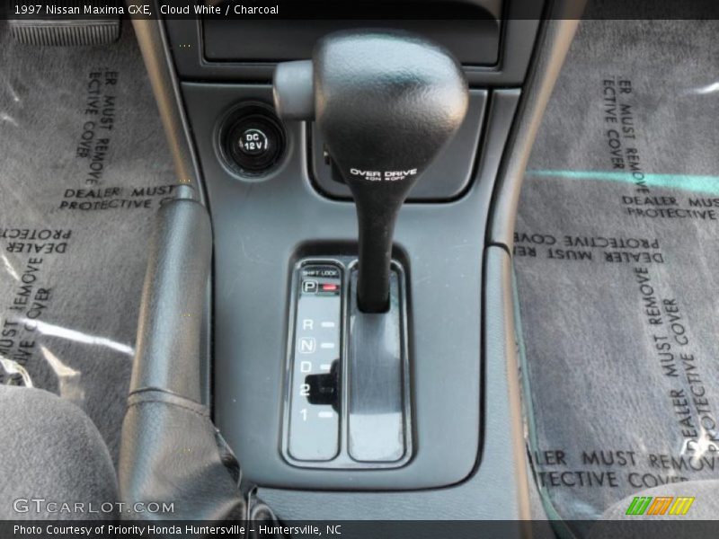 Cloud White / Charcoal 1997 Nissan Maxima GXE